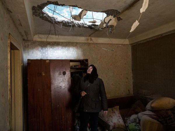 Ständiger Beschuss. Eine Ukrainerin in ihrer Wohnung im Kiewer Vorort Browary nach einem russischen Raketenangriff. Die Zerstörungen nehmen kein Ende.