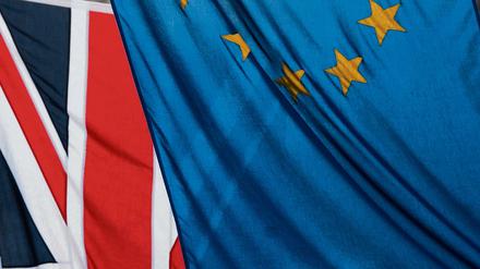Die Flagge von Großbritannien (Union Jack) und die Flagge der EU 