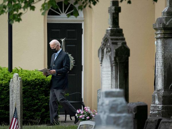 US-Präsident Joe Biden - hier beim Verlassen seiner Kirche in Wilmington, Delaware - unterstützt die Rufe nach Waffenruhe, fordert sie aber nicht ausdrücklich.