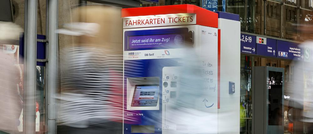 Reisende gehen an einem Fahrkartenautomaten der Mitteldeutschen Regiobahn (MRB) auf dem Hauptbahnhof Leipzig vorbei.