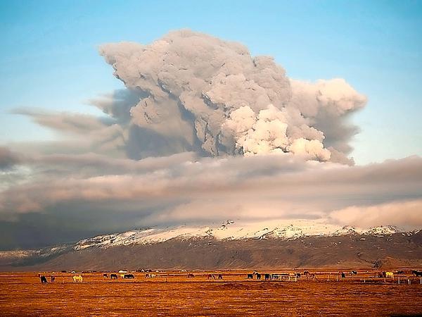 Das Foto vom 17.04.2010 zeigt den isländischen Vulkan am Eyjafjallajökull-Gletscher, aus dem eine Aschewolke ausgestoßen wird. Im Frühling 2010 spuckt der isländische Vulkan wochenlang Asche in den Himmel. Es folgt das größte Chaos in Europas Luftfahrtgeschichte.