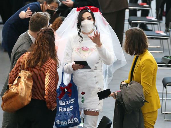 Rapperin Lady Bitch Ray trägt ein Kostüm und eine Tasche mit der Aufschrift "Nazis raus #noAfD".