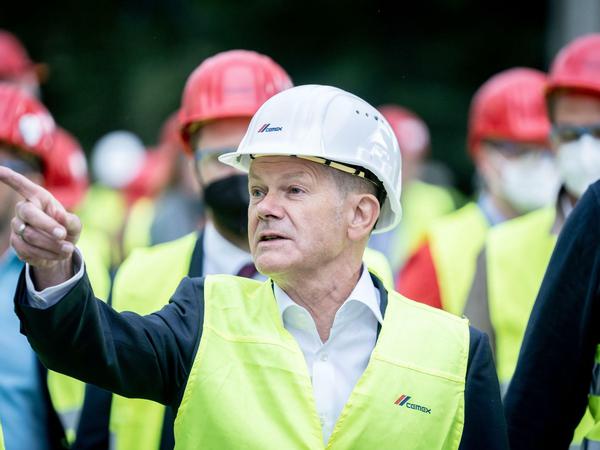 Olaf Scholz, SPD-Kanzlerkandidat und Bundesminister der Finanzen, im Zementwerk Cemex AG in Rüdersdorf.