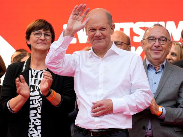 SPD-Kanzlerkandidat Olaf Scholz, Finanzminister mit den SPD-Parteivorsitzenden Saskia Esken, sowie Norbert Walter-Borjans (r)