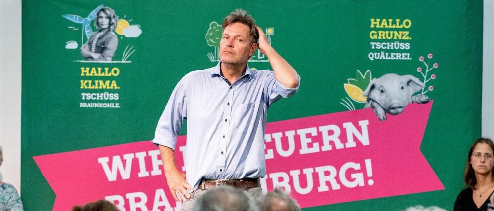 Robert Habeck, Bundesvorsitzender von Bündnis 90/Die Grünen, spricht auf einer Wahlkampfveranstaltung der Grünen in Cottbus.