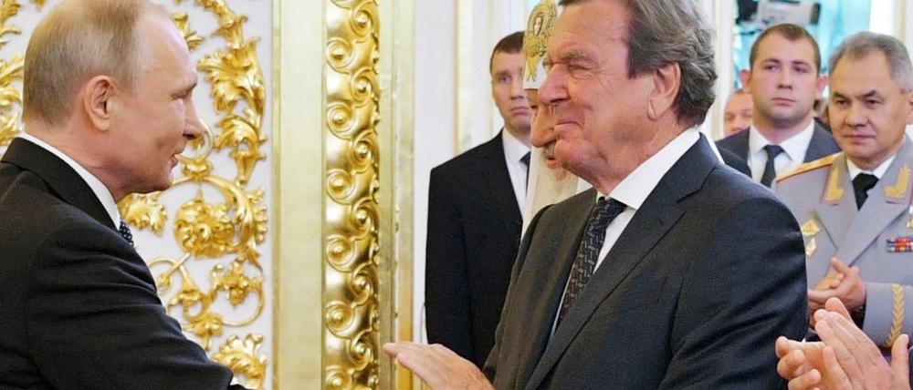 Eine umstrittene politische Freundschaft: Wladimir Putin und Gerard Schröder. 
