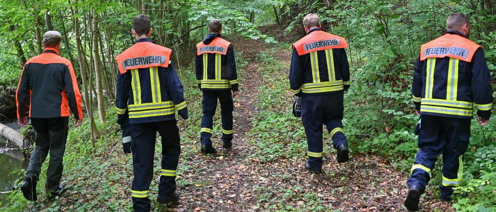 Auch Einsatzkräfte der freiwilligen Feuerwehr werden am Samstag bei der Suche nach toten Wildschweinen helfen.