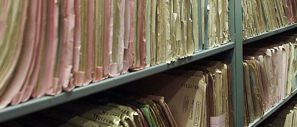 Der Fund bislang unbekannter Unterlagen zur Stasi-Überprüfung der ersten Landtagsabgeordneten nach 1990 hat Mitgliedern der Enquetekommission zur Aufarbeitung der Nachwendejahre Verwunderung und Empörung ausgelöst.
