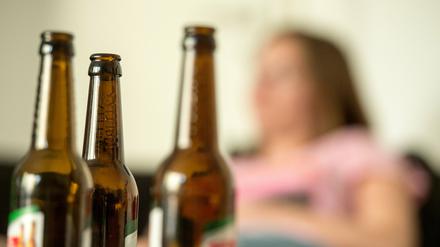 Etwa ein Viertel der Menschen mit ohnehin problematischem Alkoholkonsum trinkt laut einer Forsa-Erhebung seit Corona noch mehr.
