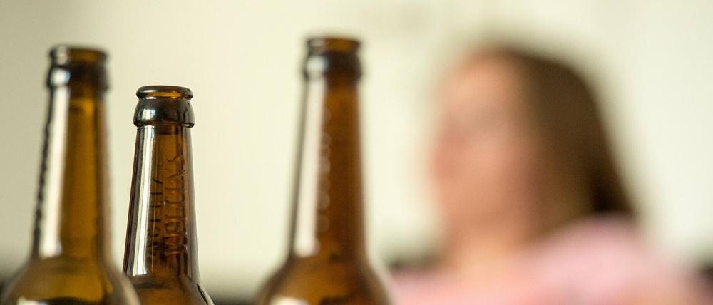 Etwa ein Viertel der Menschen mit ohnehin problematischem Alkoholkonsum trinkt laut einer Forsa-Erhebung seit Corona noch mehr.
