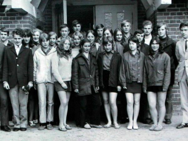 Angela Kasner (2. Reihe, Mitte, leicht verdeckt) mit ihren Schulfreunden aus der 10. Klasse der Polytechnischen Oberschule Templin/Brandenburg (Archivfoto von 1971).