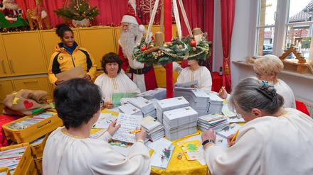 Mariama Jamanka (l), Olympiasiegerin 2018 im Zweierbob, und der Weihnachtsmann besuchen die Engel in der Weihnachtspostfiliale. 