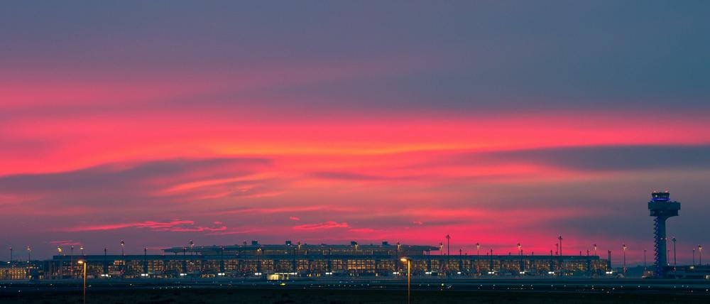 Blick auf den beleuchteten Terminal des Flughafens Berlin Brandenburg am fühen Morgen in Schönefeld.