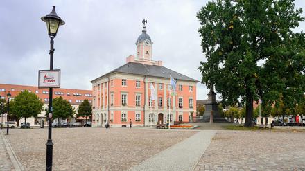 Das historische Rathaus auf dem Marktplatz stammt aus dem 18. Jahrhundert.