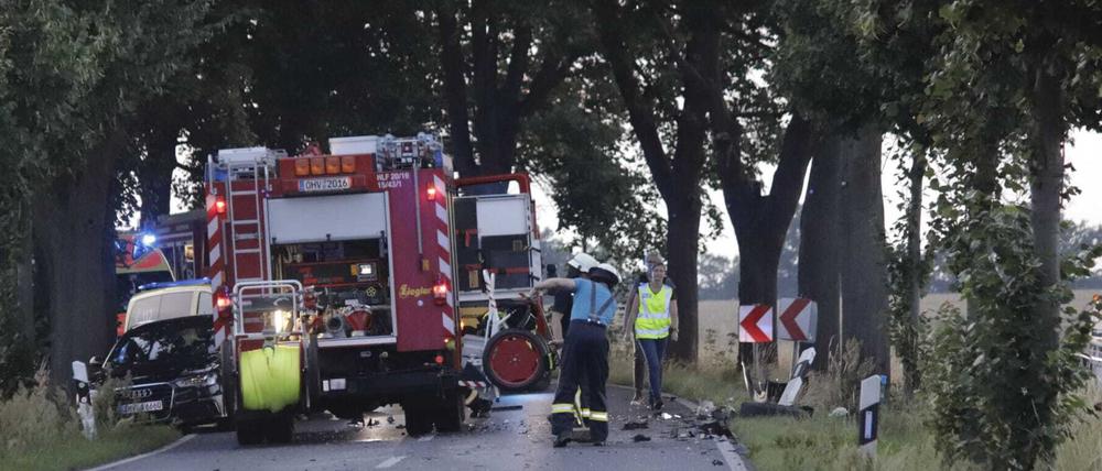 Rettungskräfte im Juli 2021 bei einem tödlichen Verkehrsunfall auf der Bundesstraße 96a zwischen Schildow und Schönfließ.