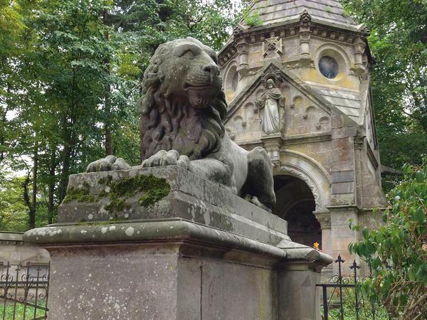 Wächter für die Ewigkeit: die Löwenskulptur am Eingang der Ruhestätte der Familie von Arnim.