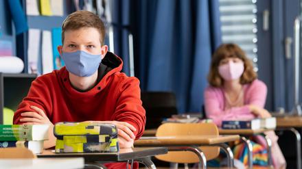 Das Bildungsministerium in Brandenburg prüft eine Maskenpflicht in den weiterführenden Schulen.