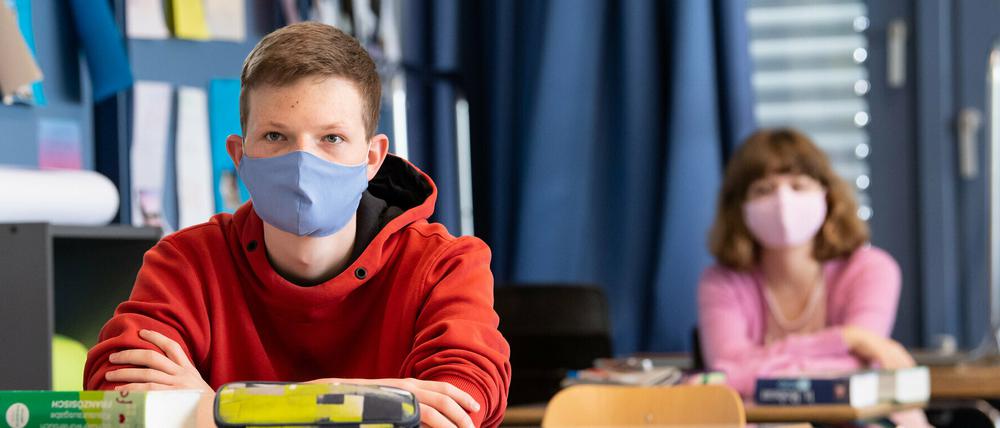 Das Bildungsministerium in Brandenburg prüft eine Maskenpflicht in den weiterführenden Schulen.