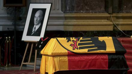 Der Sarg des verstorbenen früheren Innenministers von Brandenburg, Jörg Schönbohm, beim Trauergottesdienst im Berliner Dom.