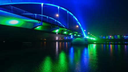 Die Oderbrücke, illuminiert in den Farben der Doppelstadt, verbindet Frankfurt (Oder) und Slubice.