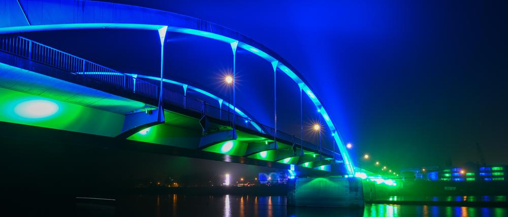 Die Oderbrücke, illuminiert in den Farben der Doppelstadt, verbindet Frankfurt (Oder) und Slubice.