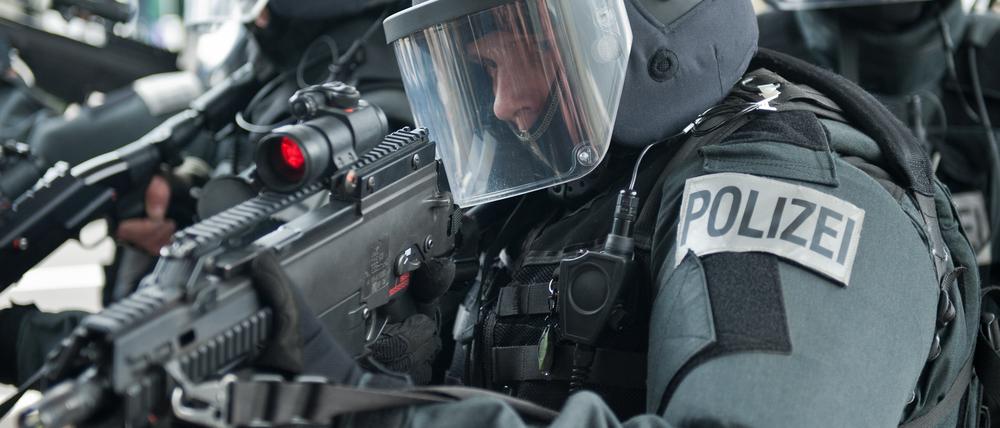 Brandenburgs Polizeipräsident Hans-Jürgen Mörke entschied nach den Terror-Anschlägen in Paris, dass die Spezialkräfte deutlich aufgestockt werden sollen.