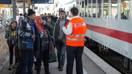 Mit Sonderzügen kommen Flüchtlinge am Bahnhof Schönefeld an.