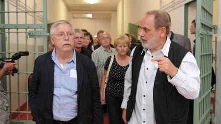 Jahr 2012: Der ehemalige Häftling Siegmar Faust (r.) zeigt Liedermacher Wolf Biermann die Gedenkstätte des Zuchthauses in Cottbus.