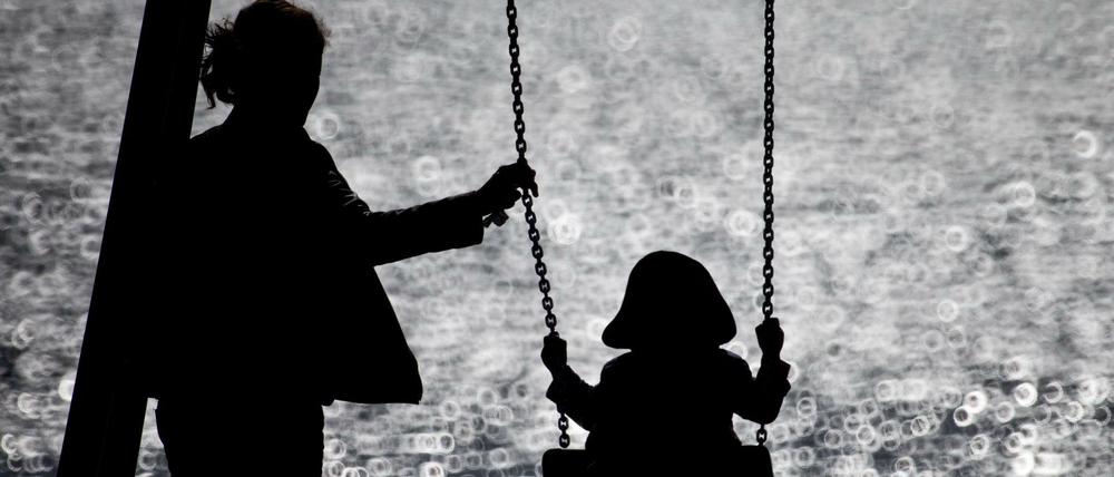 Drei Viertel der Kinder alleinerziehender Mütter in Deutschland bekommen keinen oder zu geringen Unterhalt vom Kindesvater.