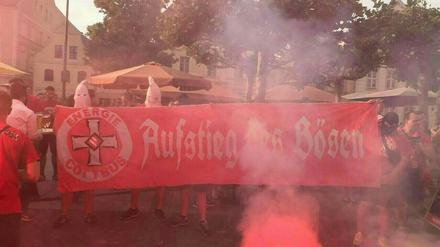 Fans des FC Energie Cottbus haben den Aufstieg des Vereins auf dem Altmarkt mit Masken des rassistischen Ku-KLux-KLans gefeiert.