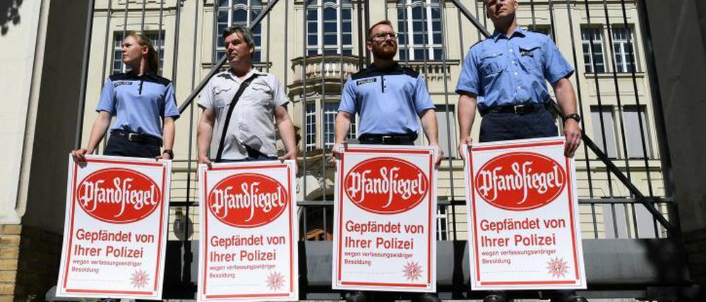 Mit symbolischen Pfandsiegeln hat die Gewerkschaft der Polizei Anfang Juni an der Pforte der Brandenburger Staatskanzlei in Potsdam eine Nachzahlung der Mindestbesoldung gefordert.