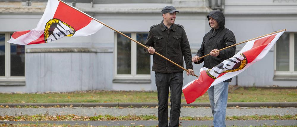 Zwei Neonazis mit NPD-Fahne im vergangenen Jahr während einer Kundgebung in Potsdam.