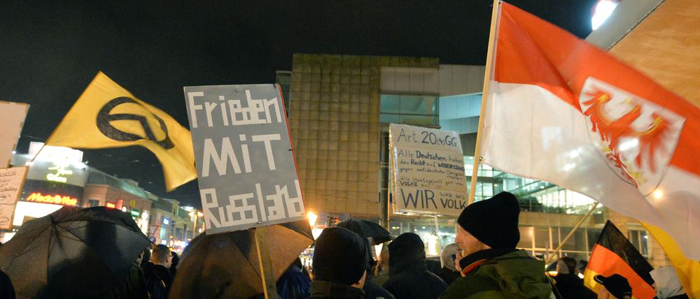 Der Berliner Polizist nahm Anfang des Jahres an einem Pegida-Ableger in Brandenburg teil. Auf seinem Plakat stand ein Spruch aus dem rechtsextremen Milieu.