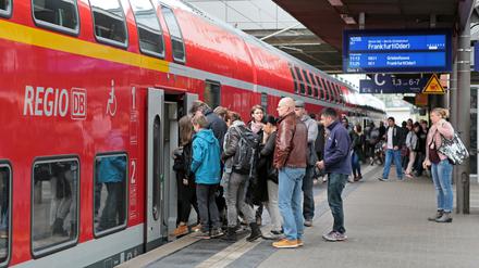 Pendlerzüge in Brandenburg und Berlin sollen demnächst durch neue Angebote entlastet werden.