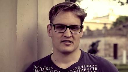 Kai Laubach im Identitären-Mobilisierungsvideo aus dem Jahr 2016 - und im T-Shirt seines Modelabels „Culture Élitaire“.