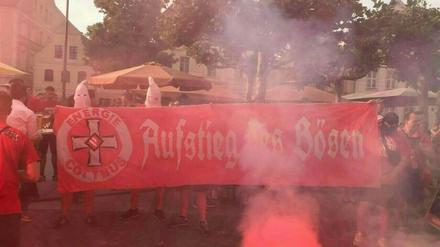 Nazi-Spuk in der Lausitz: Fans des FC Energie Cottbus haben den Aufstieg des Vereins auf dem Altmarkt mit Masken des rassistischen Ku-KLux-KLans gefeiert.