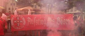 Nazi-Spuk in der Lausitz: Fans des FC Energie Cottbus haben den Aufstieg des Vereins auf dem Altmarkt mit Masken des rassistischen Ku-KLux-KLans gefeiert.
