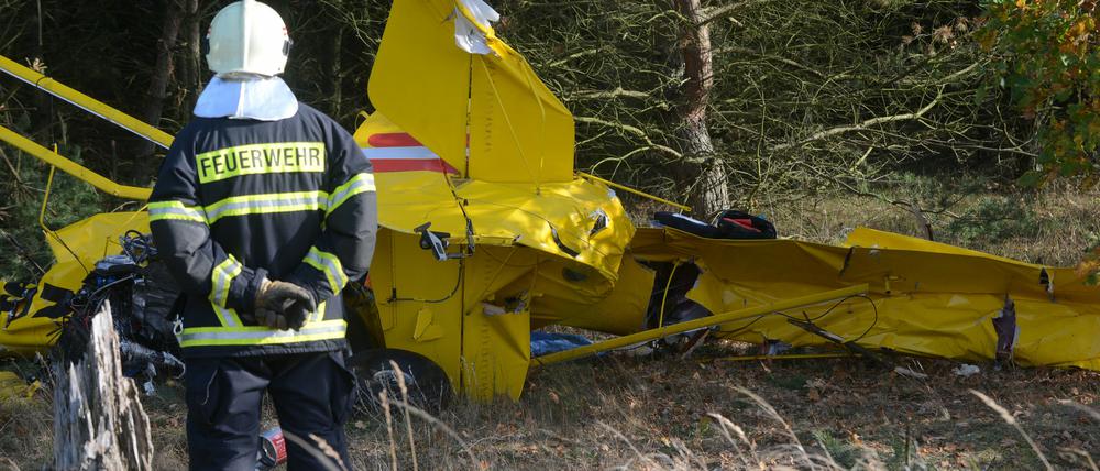 Flugzeugabsturz bei Jüterbog: Die Rettungskräfte konnten nur noch einen toten Mann aus dem Wrack bergen.