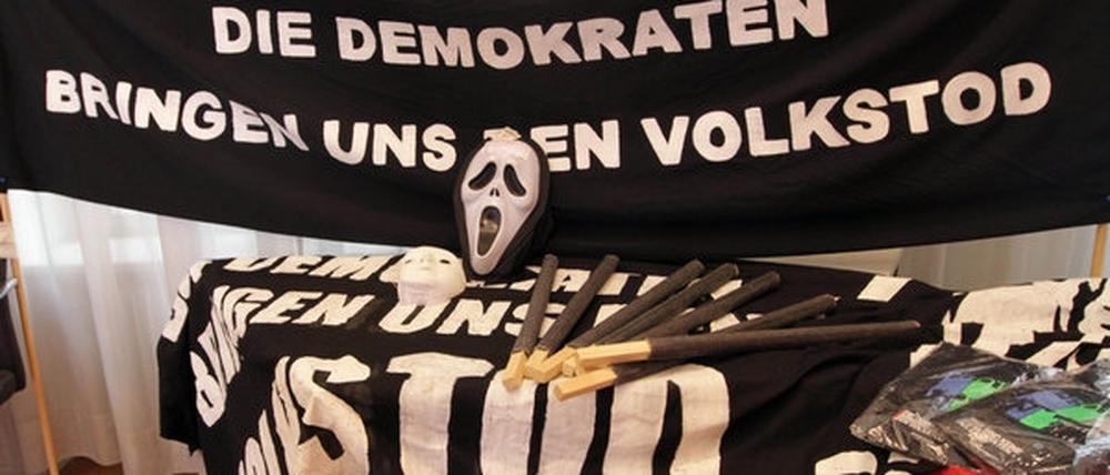 Zahlreiche polizeilich sichergestellte Beweismittel der rechtsextremen Vereinigung "Widerstandsbewegung in Südbrandenburg" wurden schon im Juni 2012 in Potsdam auf einer Pressekonferenz vorgestellt.