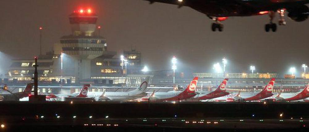 In Tegel wird das Nachtflugverbot derzeit nicht so streng genommen - Schuld ist das Desaster um den BER-Flughafen.
