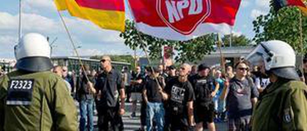 Mitglieder der NPD demonstrieren am 24.08.2013 im Stadtteil Hellersdorf in Berlin gegen das neu eingerichtete Flüchtlingswohnheim.