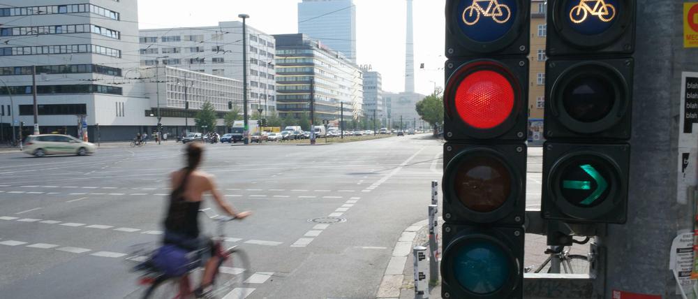 Mangelhafte Infrastruktur trägt in Berlin dazu bei, dass der Verkehr für Radfahrer und Fußgänger gefährlich ist - vor allem an großen Kreuzungen.