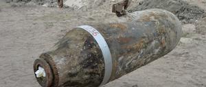 Eine entschärfte 250 Kilogramm Bombe hängt am Kranhaken. 