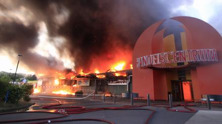In einem Einkaufszentrum in Strausberg war in der Nacht zu Sonntag ein Feuer ausgebrochen.