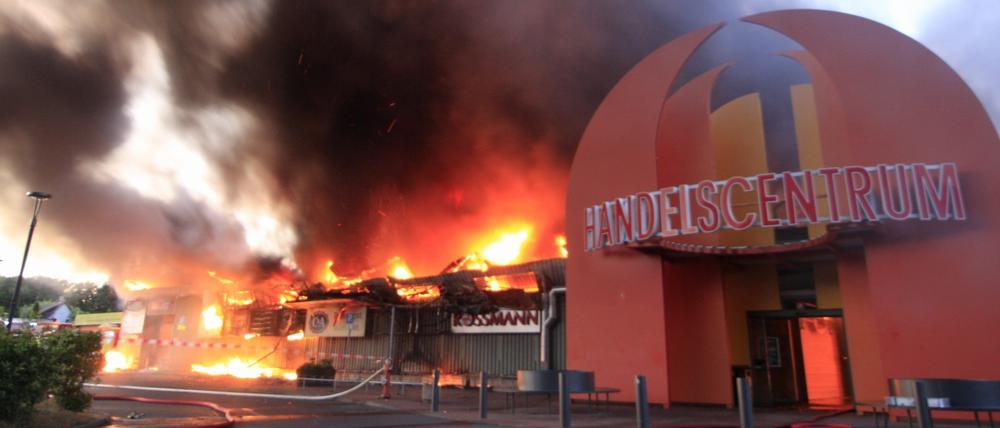 In einem Einkaufszentrum in Strausberg war in der Nacht zu Sonntag ein Feuer ausgebrochen.