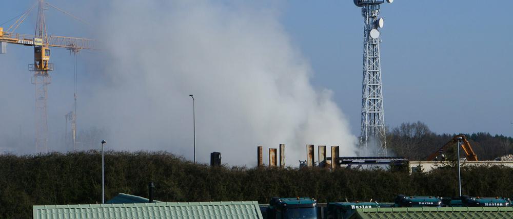 Eine Rauchwolke stieg beim Großbrand auf dem Gelände einer Recyclingfirma über der Stadt auf.