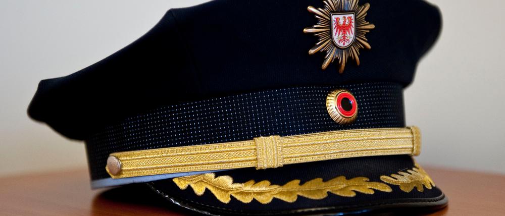 Ein Brandenburger Polizist hat offenbar Strafanzeigen gegen junge Neonazis unterlaufen.