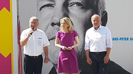 FDP-Landeschef Axel Graf Bülow (l.) mit Linda Teuteberg und Spitzenkandidat Hans-Peter Goetz..