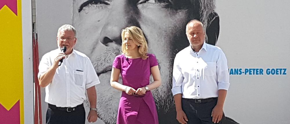 FDP-Landeschef Axel Graf Bülow (l.) mit Linda Teuteberg und Spitzenkandidat Hans-Peter Goetz..