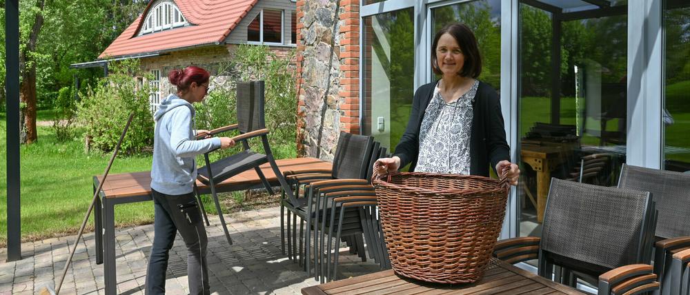 "Rüsterhof"-Betreiberin Elke Melchert (r.) und Mitarbeiterin Cherye Tyer bei der Saisonvorbereitung.